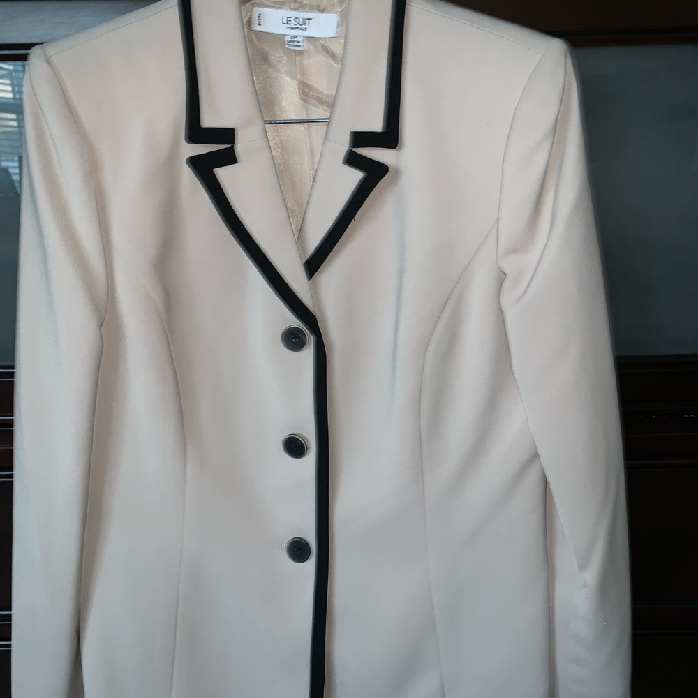 Le Suit woman’s suit